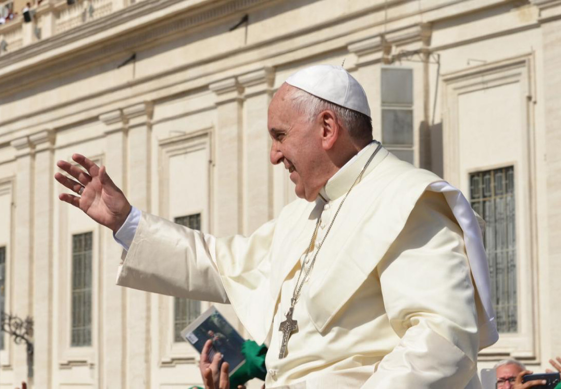 Papa Francisco nega boatos de renúncia e defende bênção a casais gays em livro