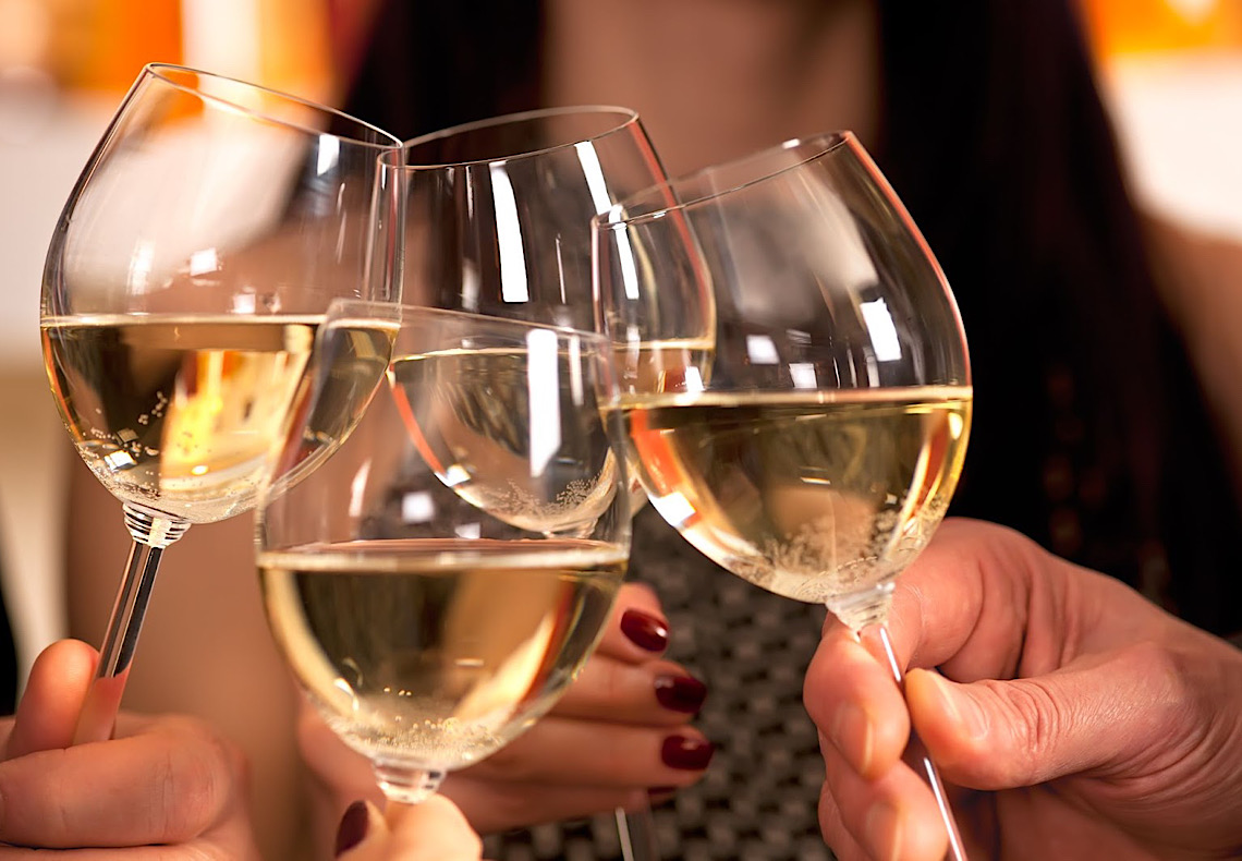 Aprenda a diferença entre vinho branco, espumante, champagne e prosecco