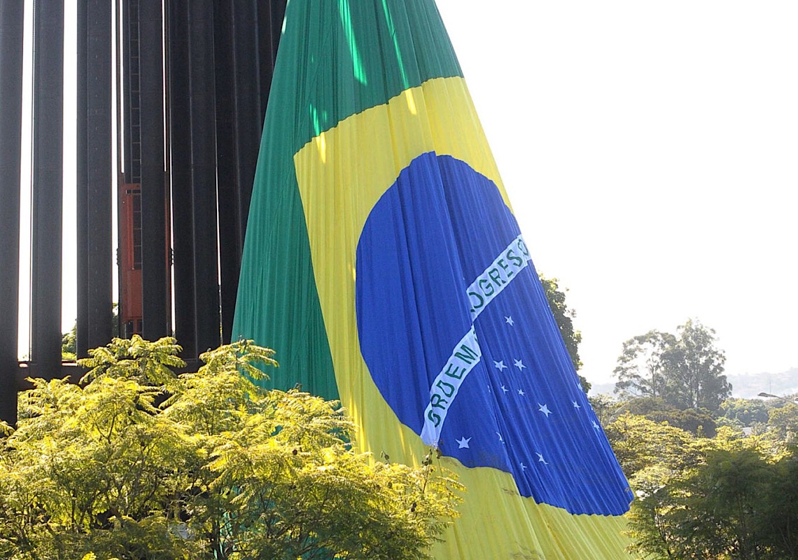 #TBT: a maior bandeira do mundo na Praça dos Três Poderes, no Distrito Federal