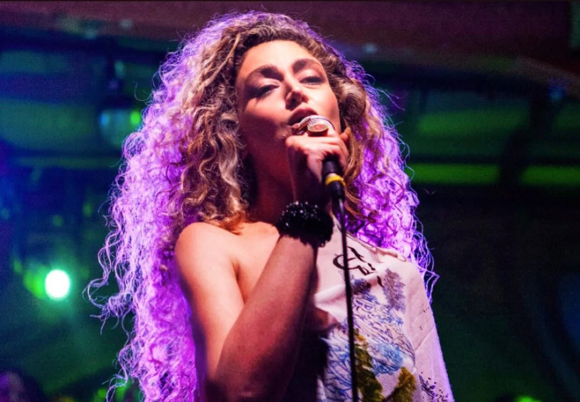 Cantora iraniana reconstrói vida no Brasil: “Fazer música é minha respiração”