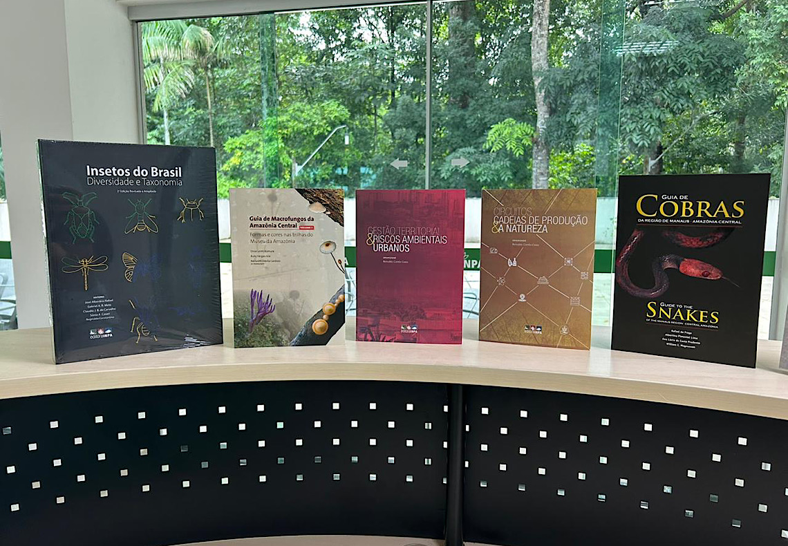 Editora do Inpa lança 13 obras com foco na diversidade amazônica em tarde de autógrafos  