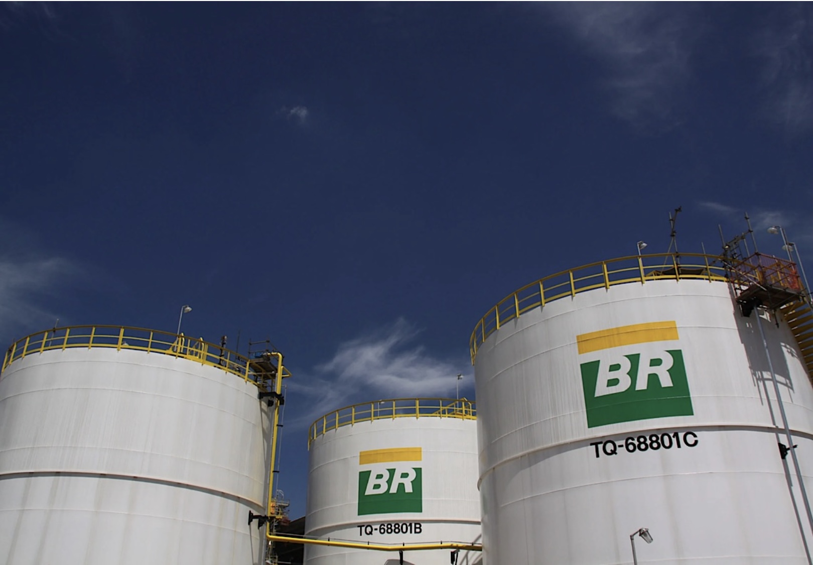 Bolsa brasileira sobe com impulso da Petrobras; dólar passa a cair