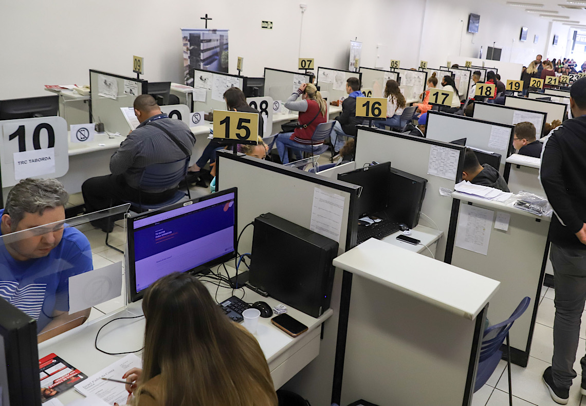 Agências do trabalhador oferecem vagas com salários de até R$ 3,5 mil