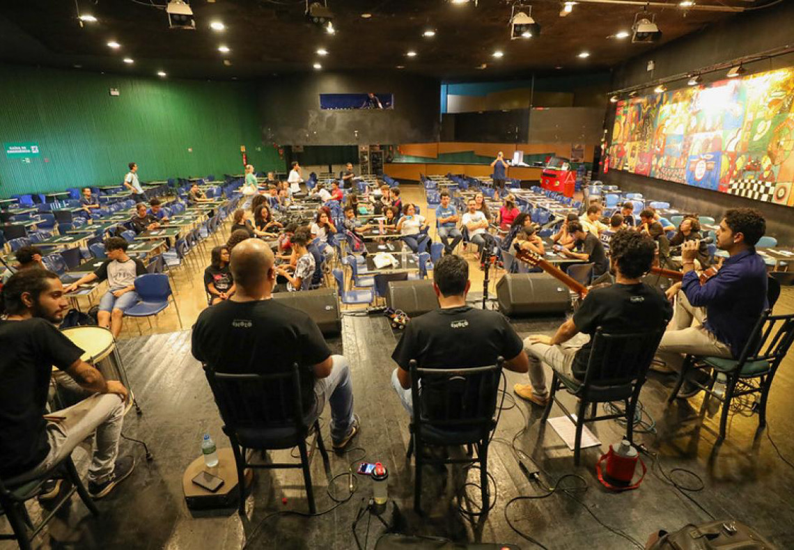 Projeto-piloto leva chorinho e aulas de musicalização para a escola pública