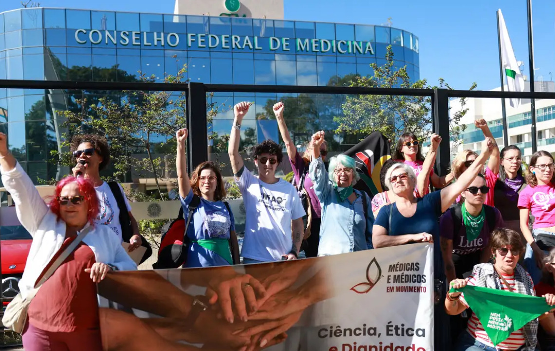 Mulheres protestam contra norma do CFM sobre assistolia fetal