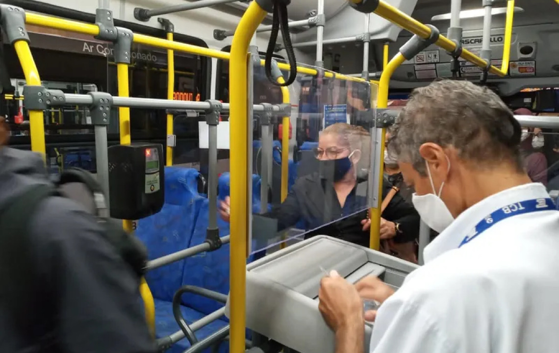Cobradores estão com medo de perder os empregos com fim do pagamento em dinheiro