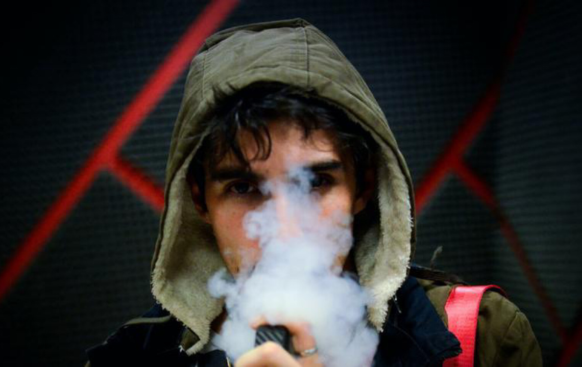 Táticas da indústria do tabaco viciam jovens por toda a vida, alerta OMS