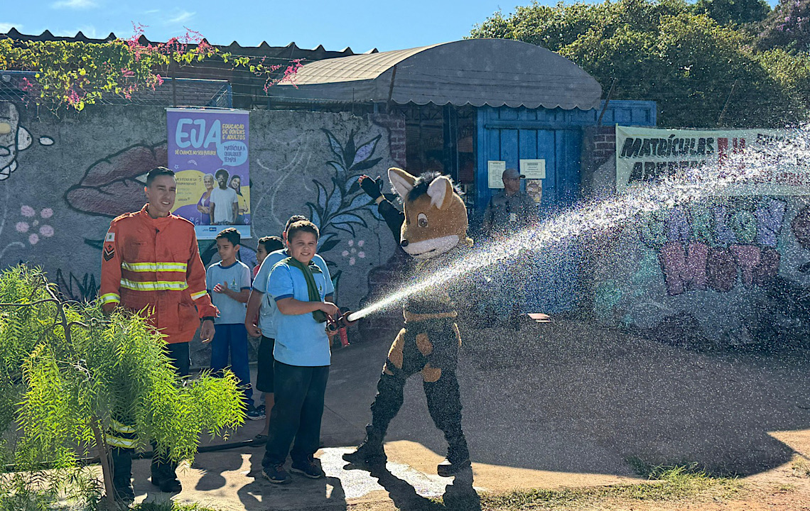 Estudantes participam de blitz educativa para prevenção de incêndios florestais
