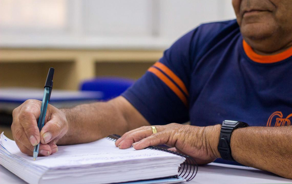 Editais abrem inscrições para voluntários no Programa DF Alfabetizado