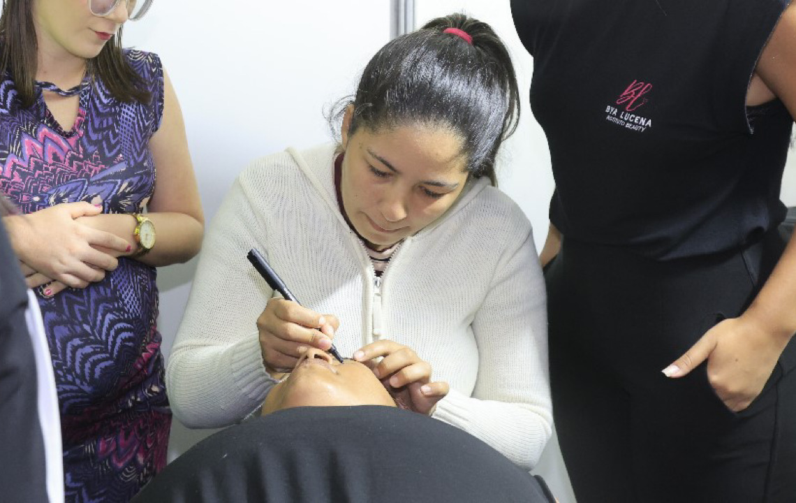Projeto Mão na Massa capacita mulheres em extensão de cílios