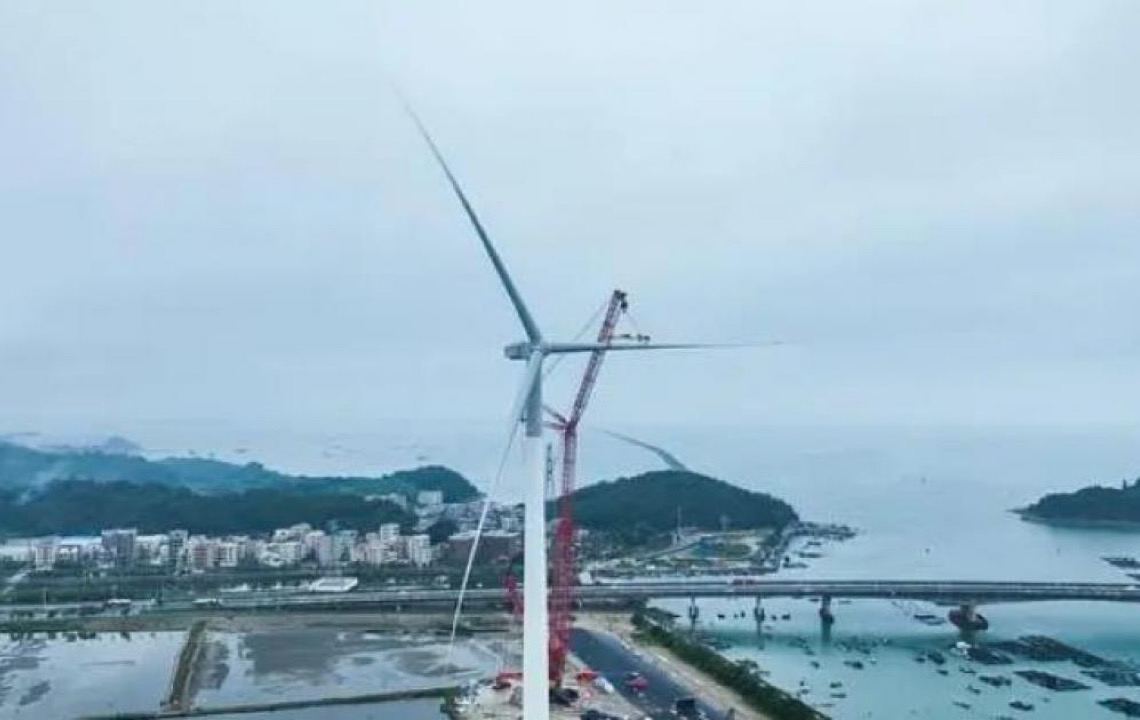 Primeira turbina eólica marítima de 18 megawatts do mundo é instalada no sul da China