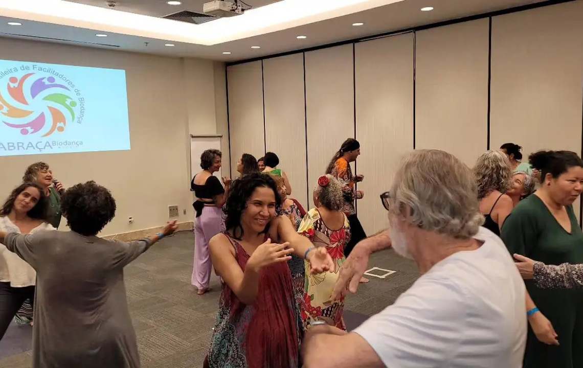 Biodança, ovnis, perucas: com que trabalham as novas profissões