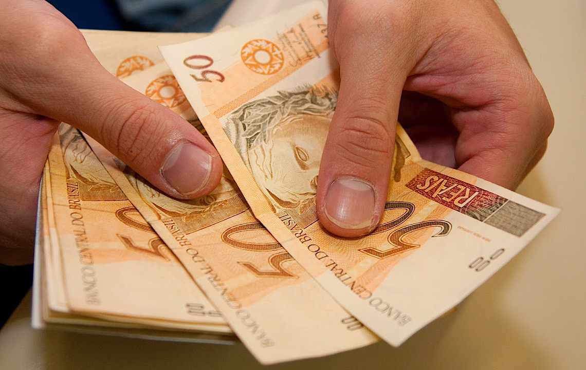 Dólar abre em alta nesta quarta,12 no aguardo de decisão sobre política monetária do Fed