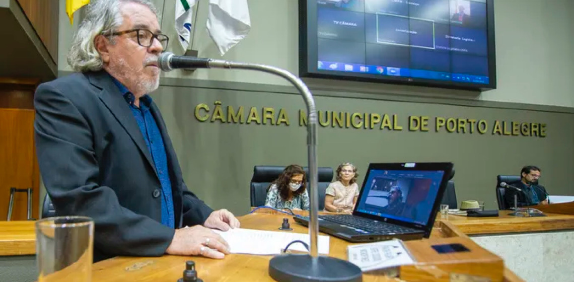 Autor de livro sobre enchente de 1941 torna-se desalojado em 2024, em Porto Alegre 