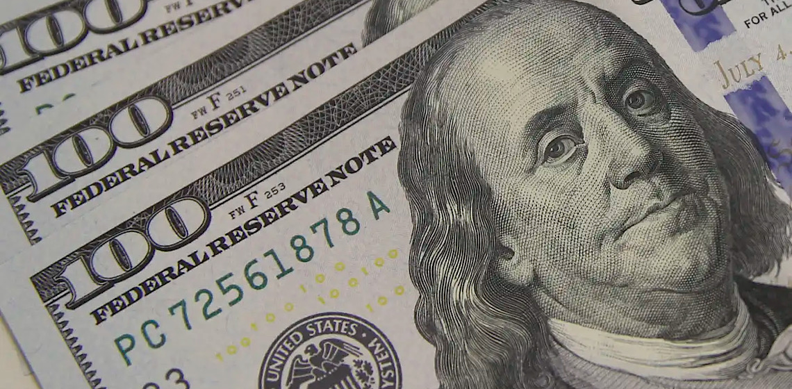 Dólar abre em queda nesta quinta 13, sob apostas para data de queda de juros nos EUA