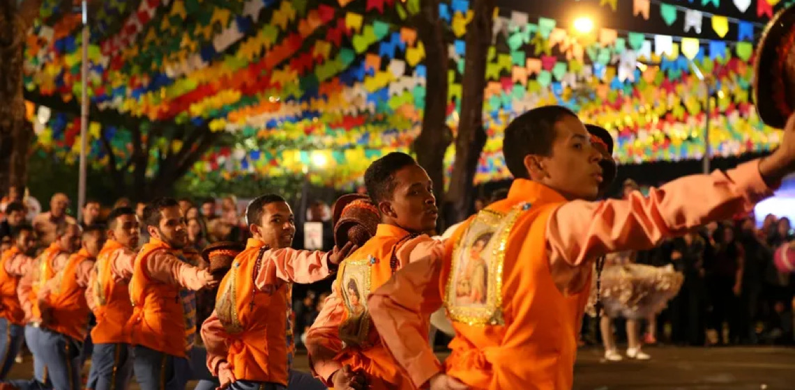 Festas juninas pelo país mantêm memória de migrantes, ao mesmo tempo em que celebram outros nordestes possíveis