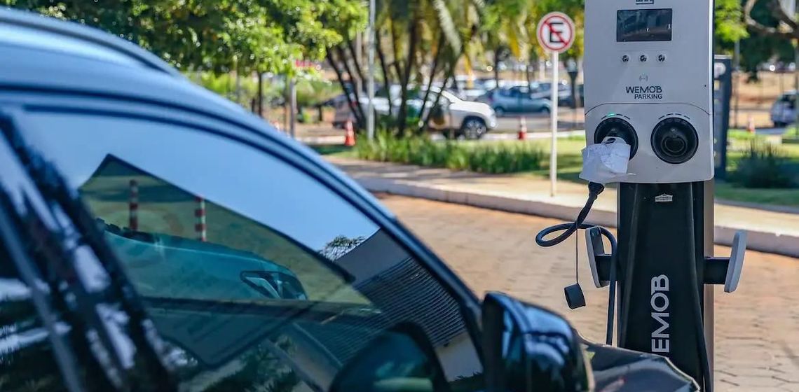 China e Brasil põem panos quentes em conflito sobre tarifas contra aço e carro elétrico