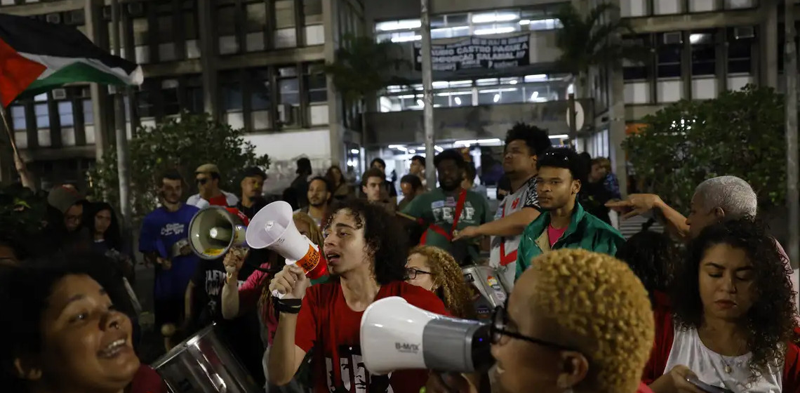 Estudantes da Uerj protestam contra mudanças nas regras para auxílios