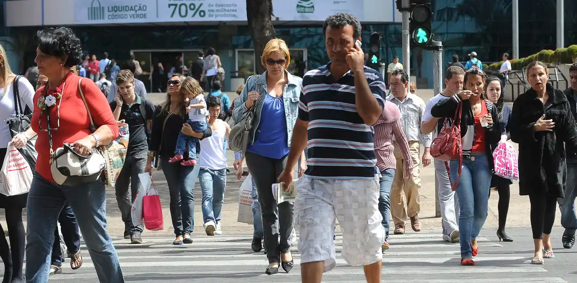 Desemprego cai para 6,9%, menor índice do trimestre desde 2014