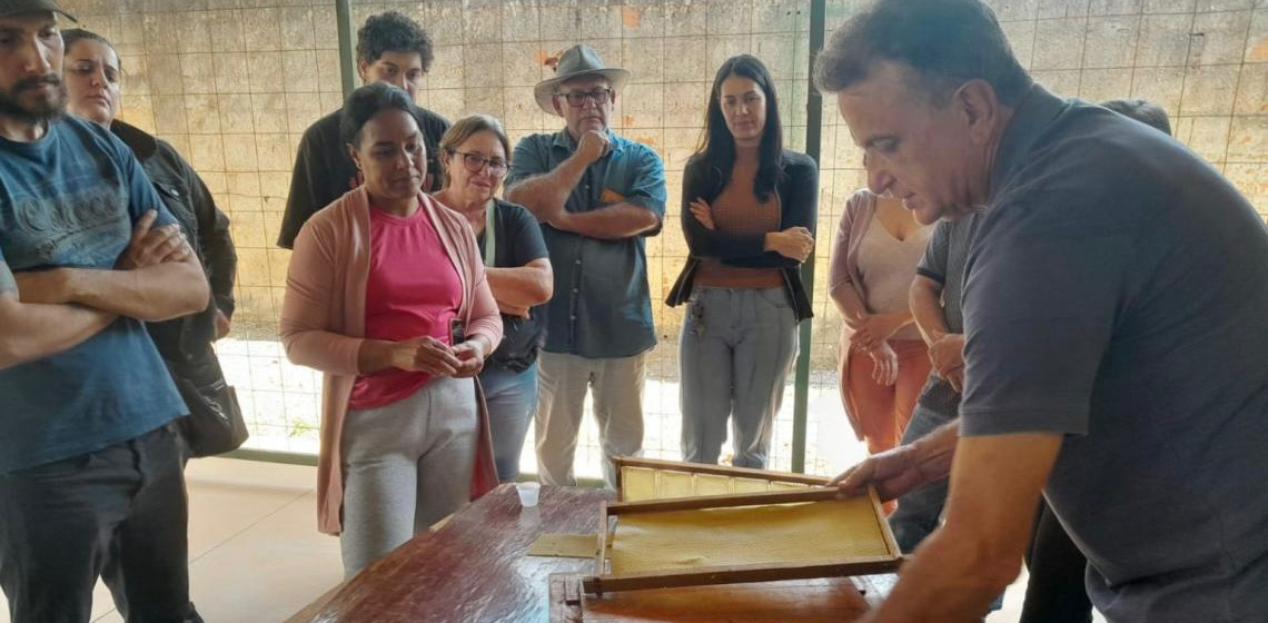 Produtores do Núcleo Rural Alexandre Gusmão aprendem sobre criação de abelhas com ferrão