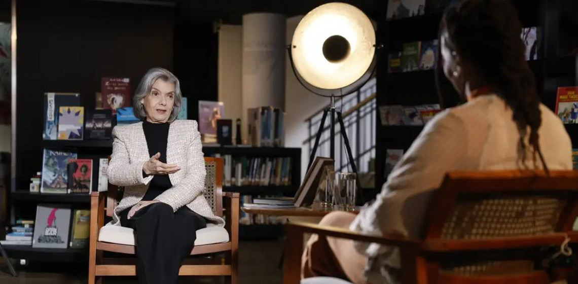 Cármen Lúcia fala em resistir contra autoritarismos e retrocesso civil