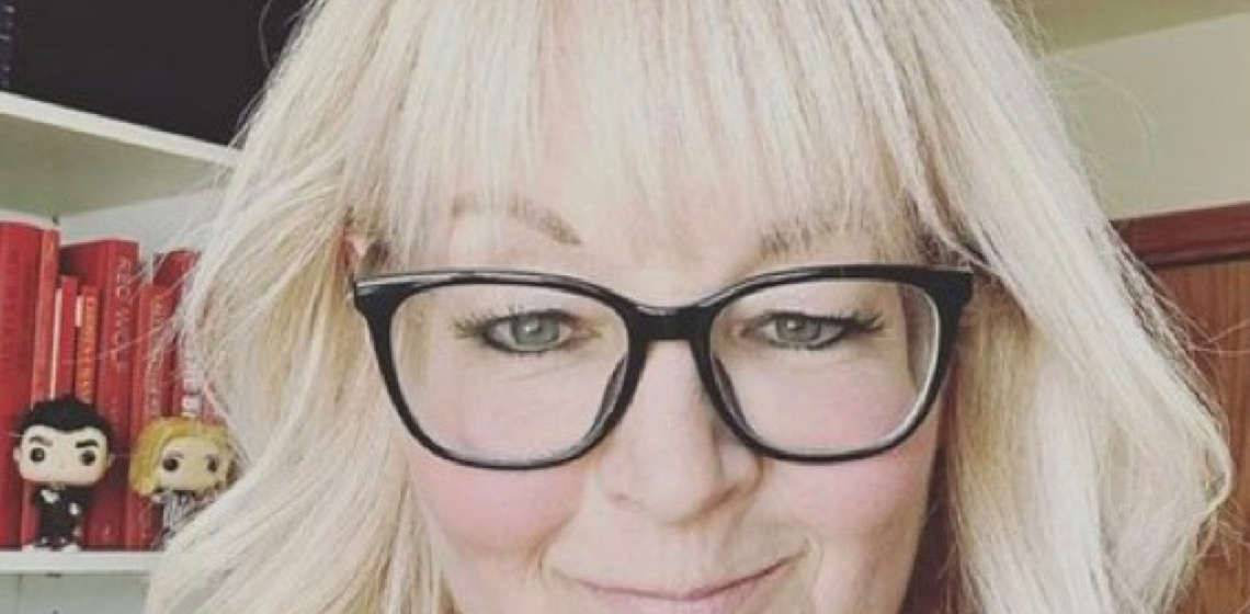 Nunca tentei evitar o clichê, diz Lynn Painter, mãe de 5 que é best-seller entre jovens