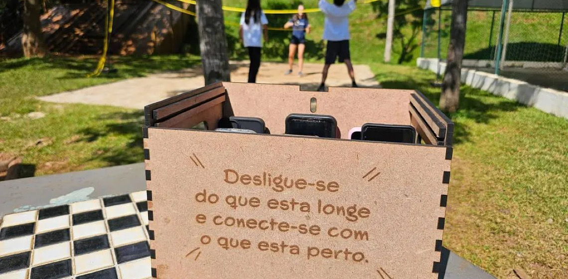 Jovens relatam melhora nos estudos e nas conversas após veto a celular na escola