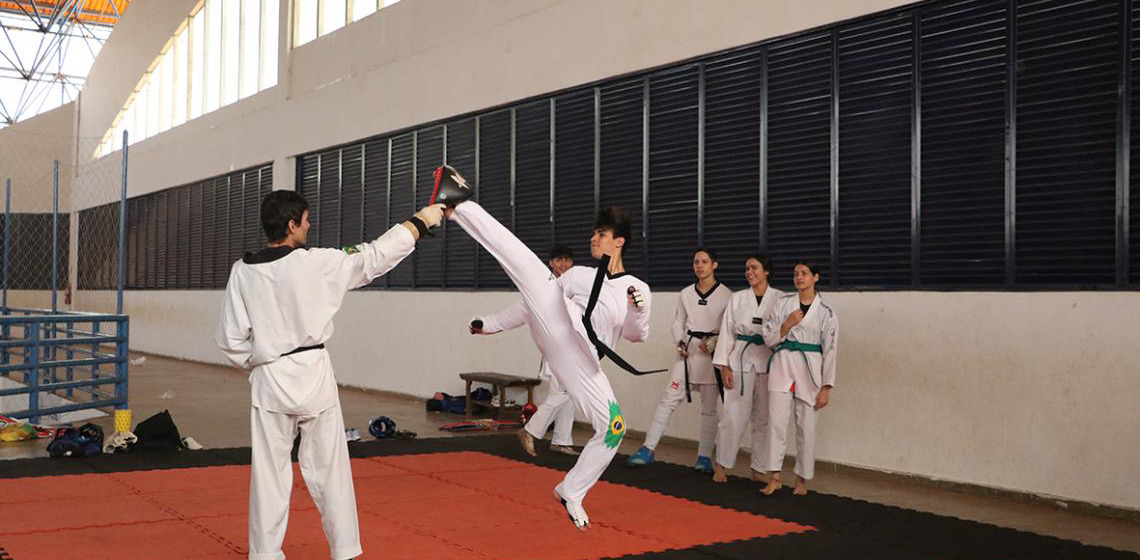 Atletas brasilienses do taekwondo disputam competição nacional com apoio do Governo do DF