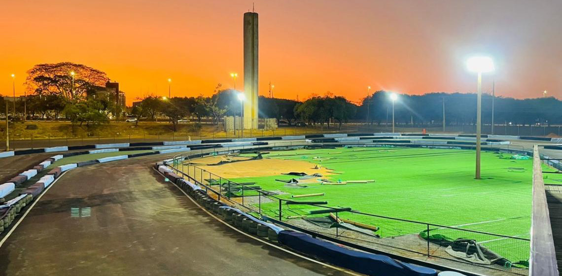 Corrida reúne grandes nomes do automobilismo na abertura do Acelera Brasília