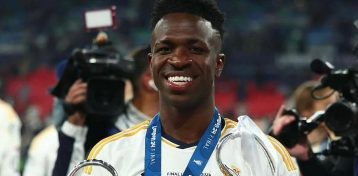 Vini Júnior recebe troféu de melhor jogador da Liga dos Campeões