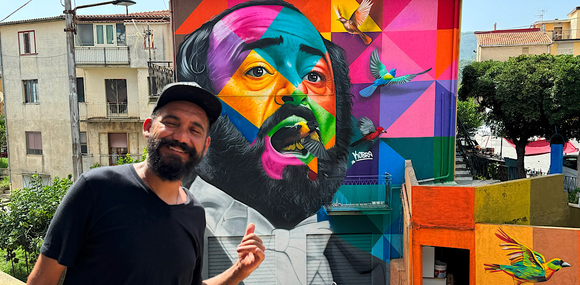 Eduardo Kobra se inspira em Pavarotti para criar seu oitavo mural na Itália