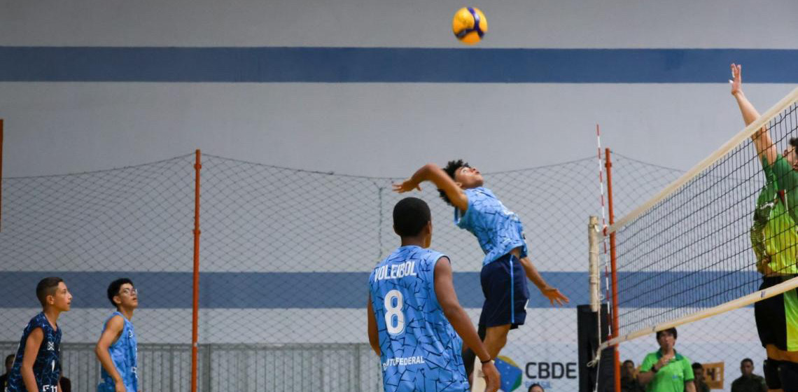 Estudantes da rede pública do DF conquistam o bronze no vôlei masculino nos JEBs 2024