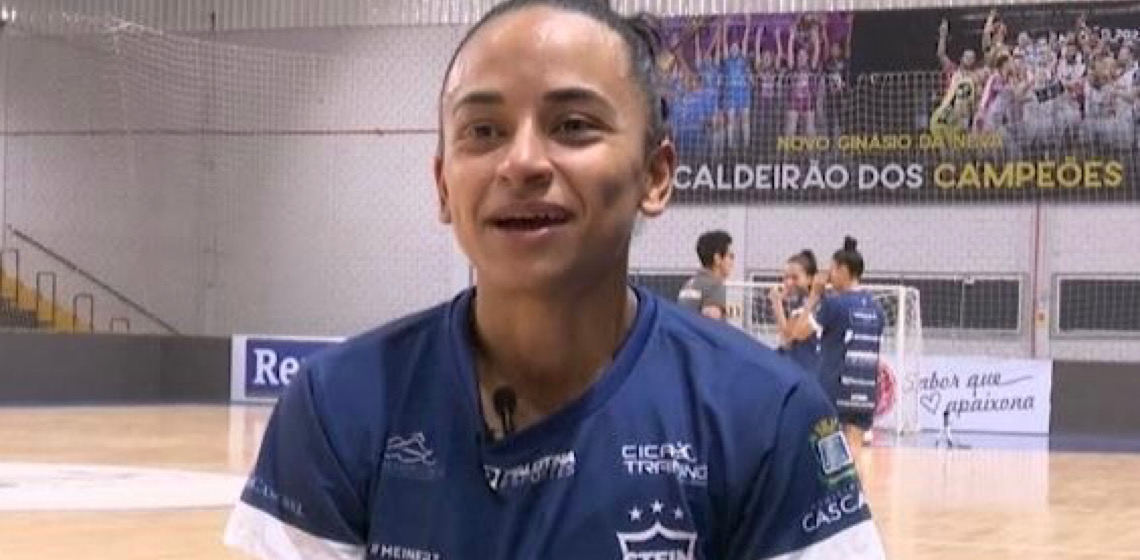 Futsal permitiu a Camila fazer faculdade e agora ela é a melhor do mundo
