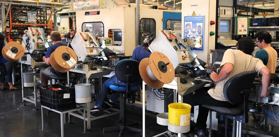 Contratações do setor industrial têm salto de 75% e jovens são maioria