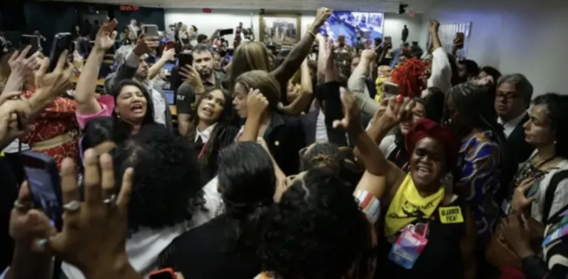 CCJ da Câmara aprova PEC do Estupro, que acaba com aborto legal, por 35 votos a 15