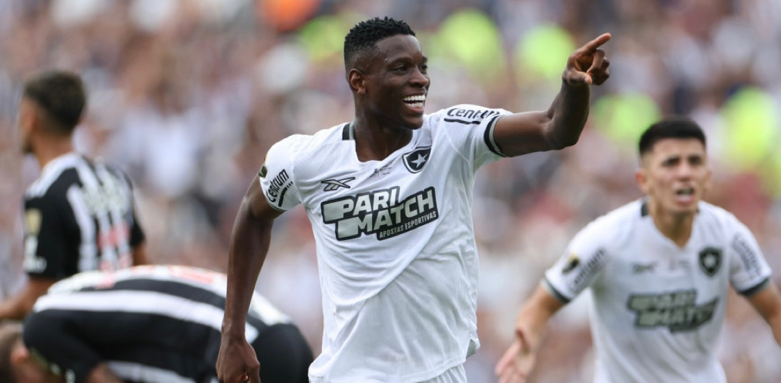 Botafogo joga com um a menos, bate Atlético-MG e conquista a Libertadores