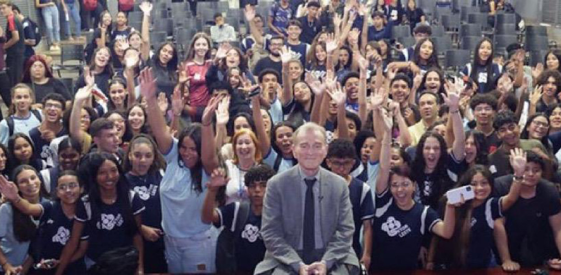 Nobel de Medicina conversa sobre ciência com alunos em escola pública de Brasília