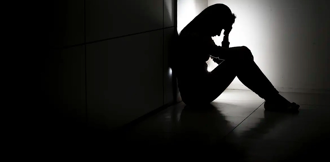 Sobrecarga de trabalho eleva risco de depressão entre mães cientistas 