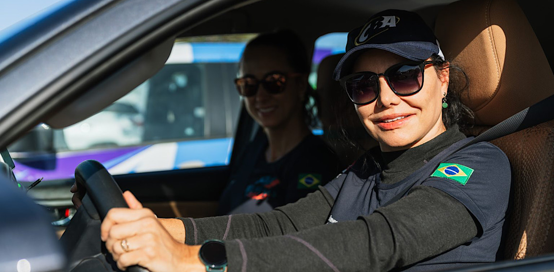 Paula Breves, de 57 anos: Uma brasileira pilotando na Arábia Saudita
