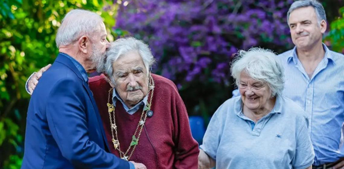 Lula condecora Mujica, que considera “a pessoa mais extraordinária”