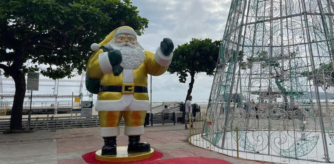 Balneário Camboriú veste Papai Noel de verde e amarelo e gera polêmica