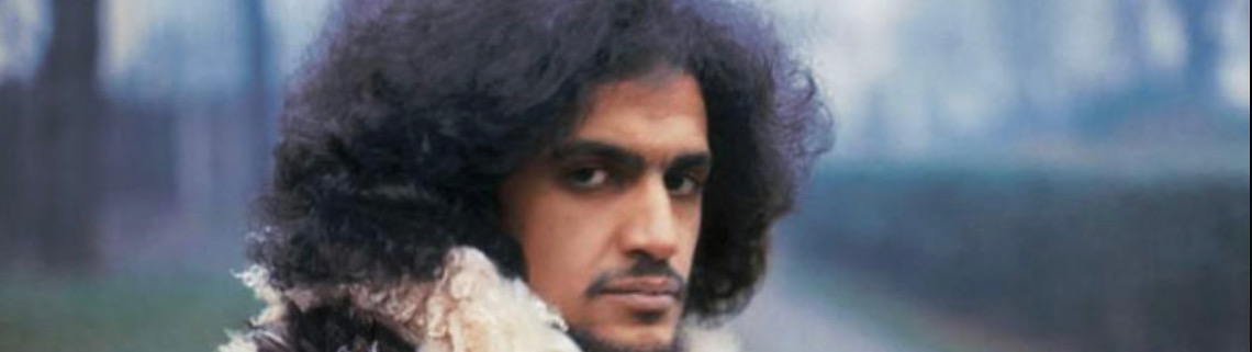 Livro revisita trajetória musical e o exílio de Caetano Veloso durante ditadura