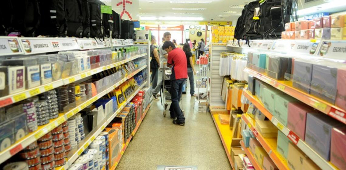 Procon fiscaliza lista de material de escolas particulares no Distrito Federal