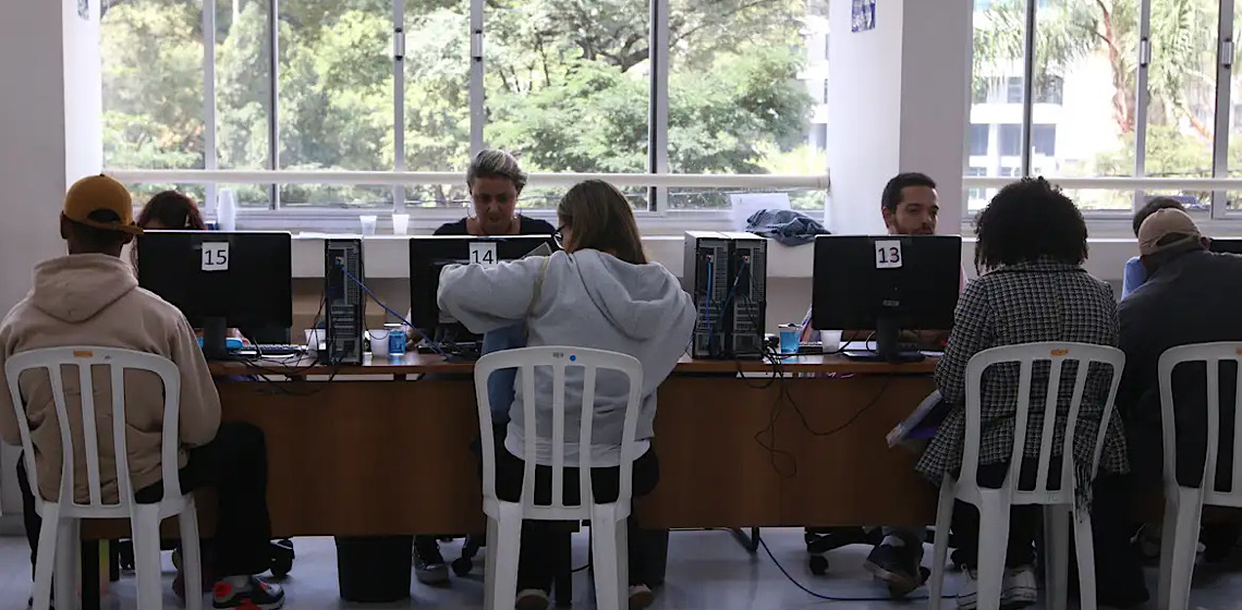 Agências do trabalhador têm 602 vagas abertas nesta sexta, para quem busca emprego