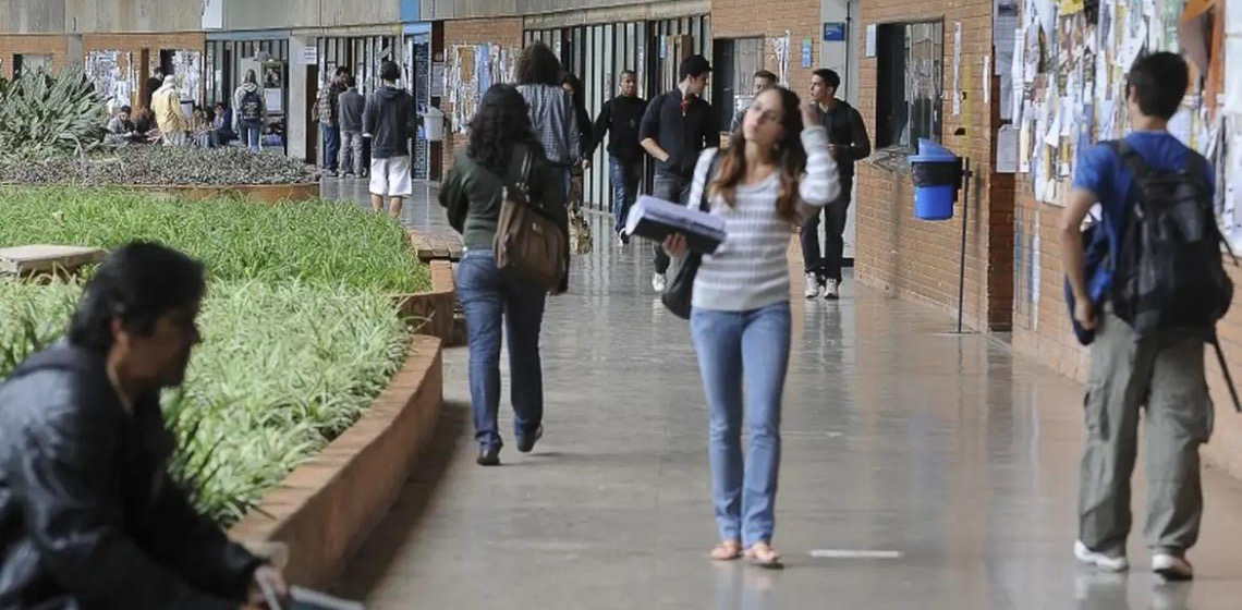 Estudantes de licenciatura podem se cadastrar para concorrer a bolsas