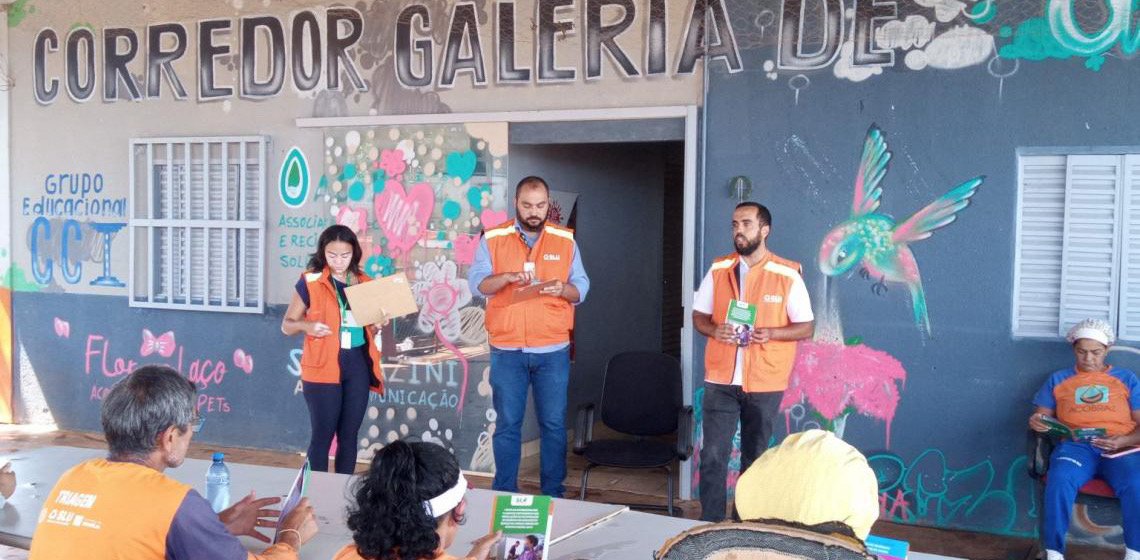 Catadores de recicláveis passam por capacitação para reduzir riscos com materiais cortantes e perigosos