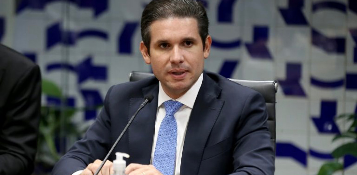 Hugo Motta diz que não é frouxo, ameaça punir deputados e afirma ser mais combativo que Lira