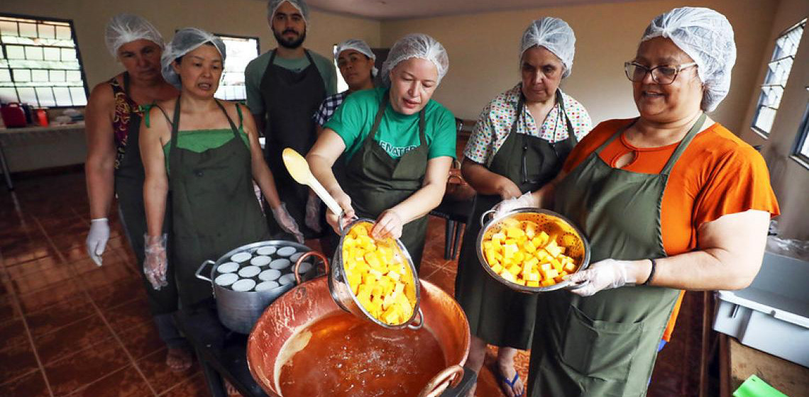 Produtores rurais de Planaltina aprendem técnicas para aproveitar frutas e evitar desperdício