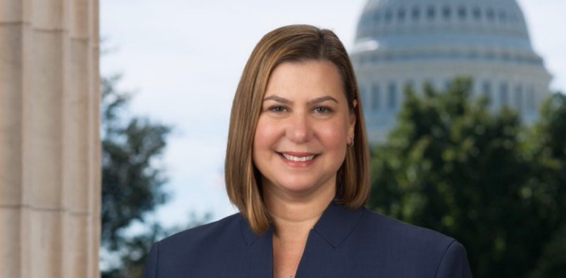 Senadora democrata critica Trump por políticas econômicas e ameaça à democracia