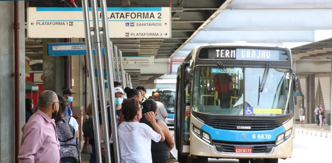 Setor de serviços recua 0,2% em janeiro, influenciado por transportes